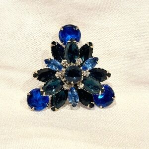 VINTAGE JULIANA COBALT BLUE RHINESTONE PRONG SET SILVER TONE BROOCH PIN